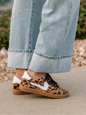 DOLCE VITA women 
NOTICE SNEAKER LEOPARD
$150 size 9 gently used